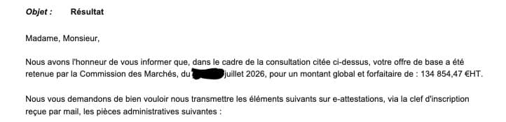 Extrait du courrier d’attribution reçu par le client : son offre de base a été retenue par la commission des marchés en juillet 2026, pour un montant de plus de 134 000 € HT.